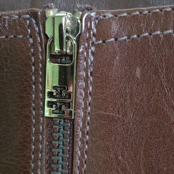 Tory Burch Aaden Riding Boots Cognac Leather Gold Logo Zip Closure Size 6M - Picture 14 of 16